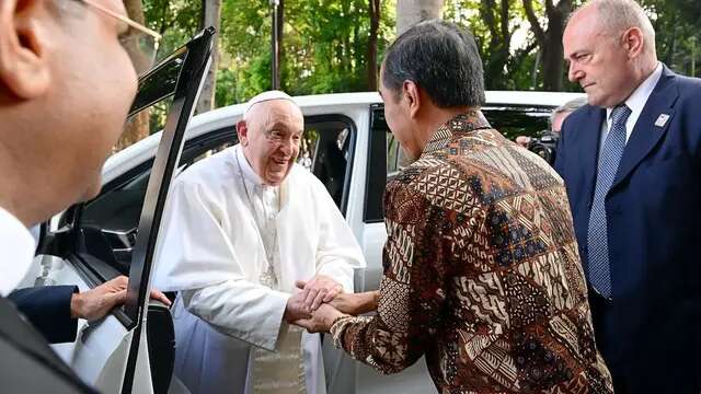 Momen Jokowi Temui Paus Fransiskus Jelang Misa Akbar, Akui Peran Umat Katolik Indonesia Pe...