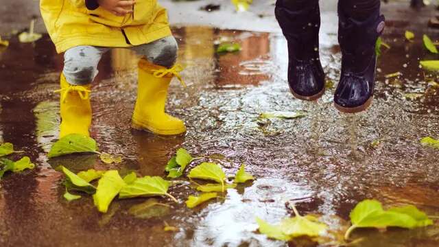 Main Hujan, Kebahagiaan Si Kecil atau Mengundang Penyakit? Ini Faktanya