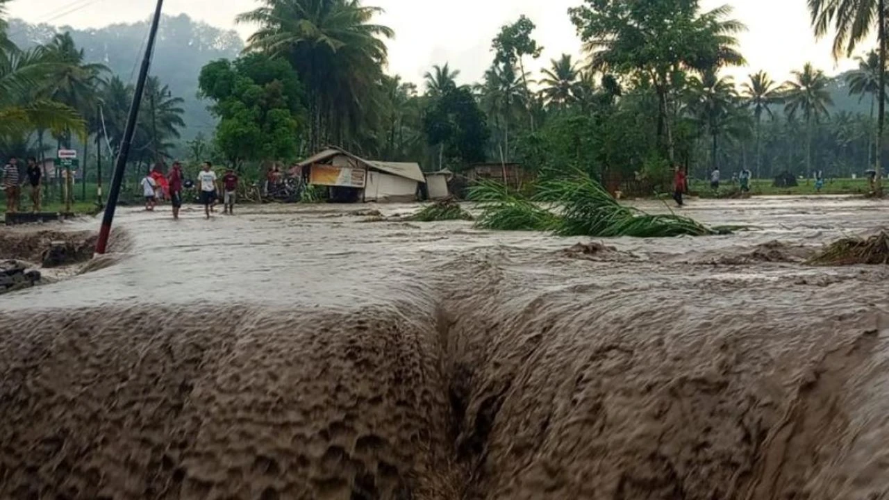 Petugas Catat 2 Kali Getaran Banjir Lahar Hujan Gunung Semeru dalam 3 Jam, Kamis 6 Novembe...