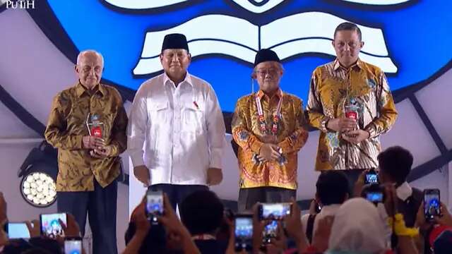 Momen Prabowo Subianto Beri Anugerah Guru Hebat Indonesia 2024 pada Mbah Guru Matematika d...