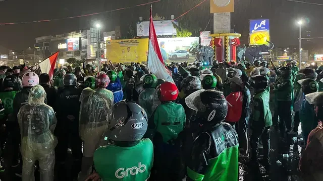 Ratusan Pengemudi Ojol Lampung Gelar Aksi Damai di Tugu Adipura, Doakan Affan Kurniawan ya...