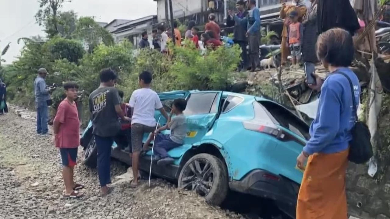 VinFast Investigasi Mobil Listrik Taksi Green SM yang Diduga Sebabkan Kecelakaan Kereta di...