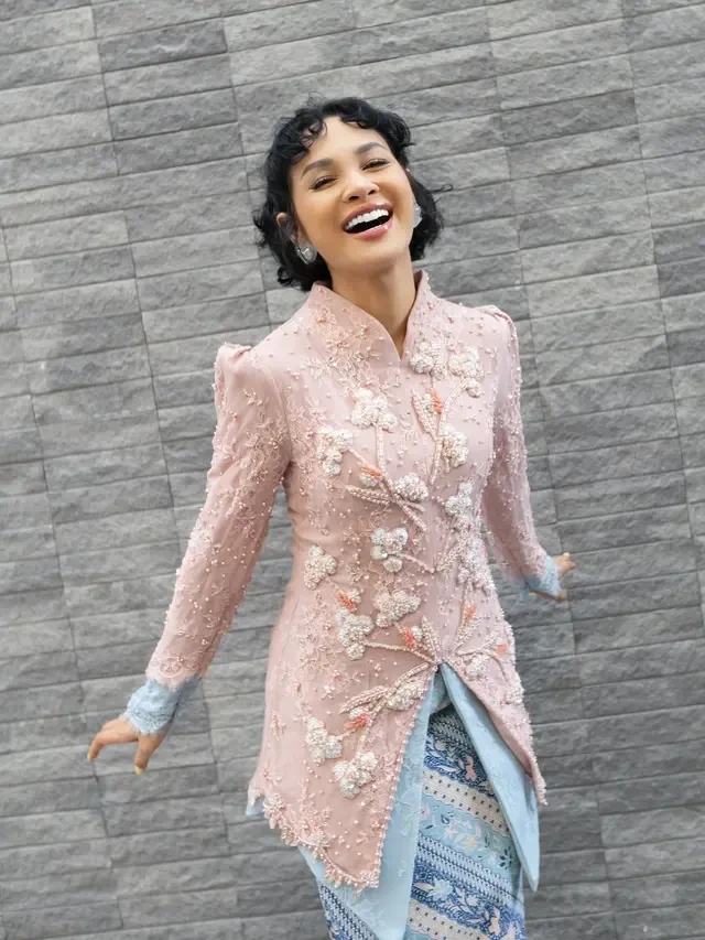 6 Potret Andien Modis Pakai Kebaya, Padu Padan dengan Kain Jarit Hingga Celana Pendek Pink...
