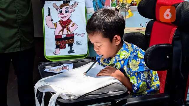 Gunakan Mulut, Begini Mahirnya Seniman Cilik Lukis Maskot Peparnas 2024 Kebo Bule