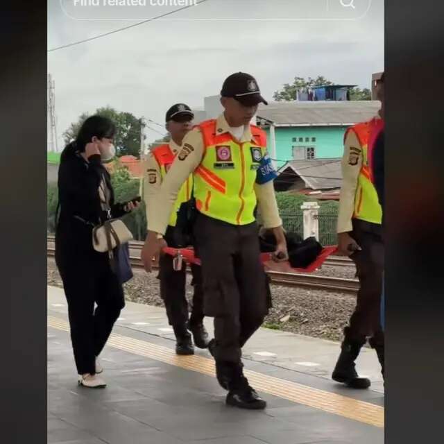 Viral Petugas Keamanan KRL Bantu Penumpang Pingsan di Stasiun Kranji, Banjir Pujian