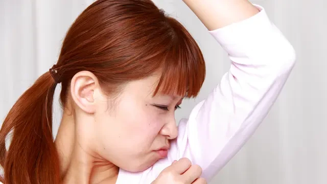 Cegah Ketiak Baju Menguning yang Bikin Minder, Yuk Coba Lakukan Trik Simpel Ini!