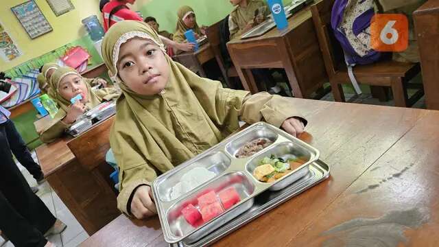 Potret Antusiasme Murid SD di Sleman Menikmati Makan Bergizi: Nutrisi Sehat dengan Sentuha...