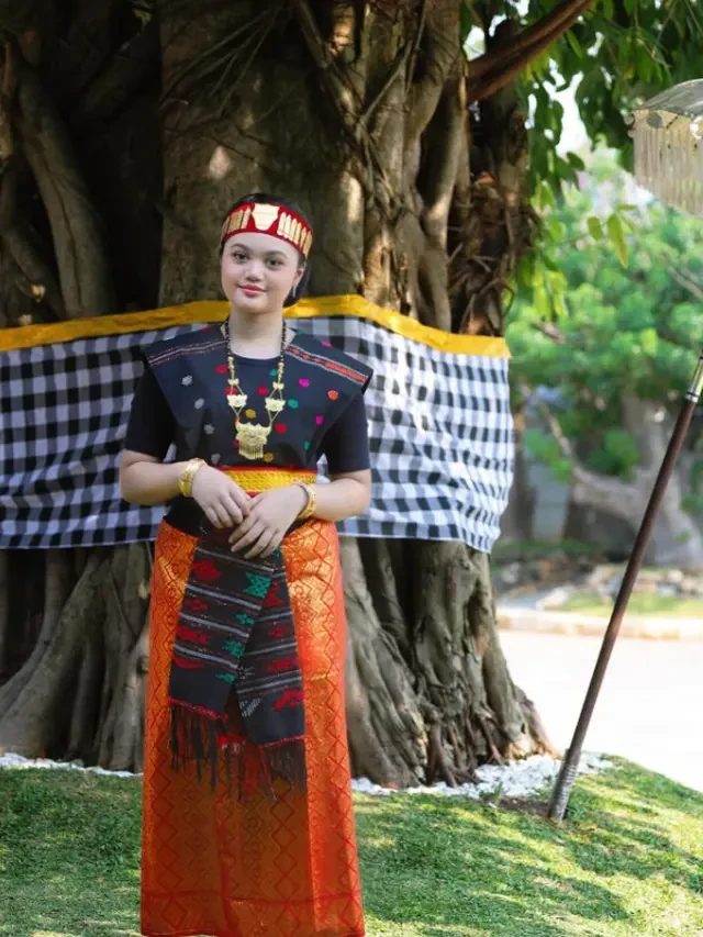 Gaya Amora Lemos Pakai Baju Adat Suku Batak, Tampil Memukau