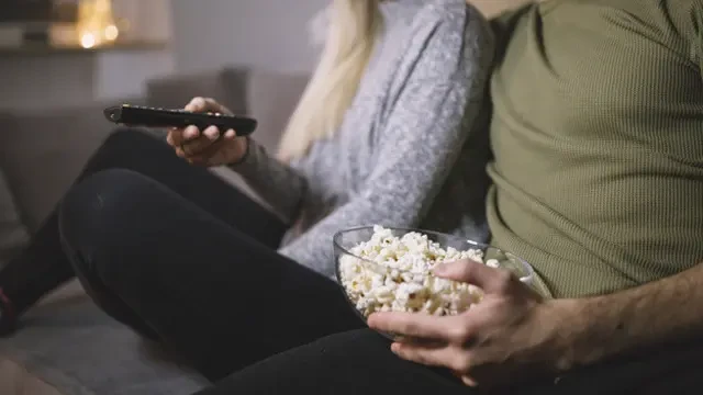 Kebiasaan Binge Watching Bisa Sebabkan Doomstreaming, Apa Itu? Kenali Arti dan Tips Menghe...