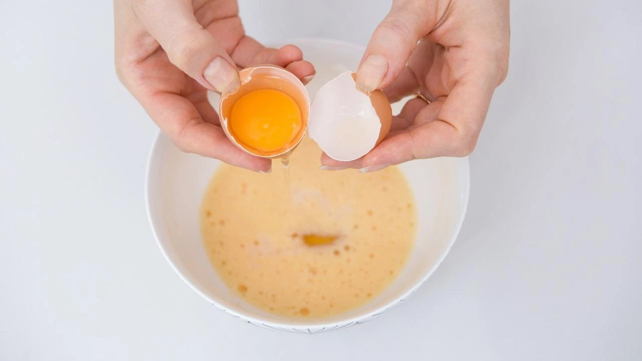 Trik Memisahkan Putih Telur dari Kuningnya, Ini Manfaat Kesehatan di Balik Kebiasaan Ini