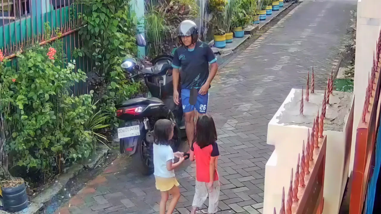 Pria Eksibisionis di Depan Dua Bocah Perempuan