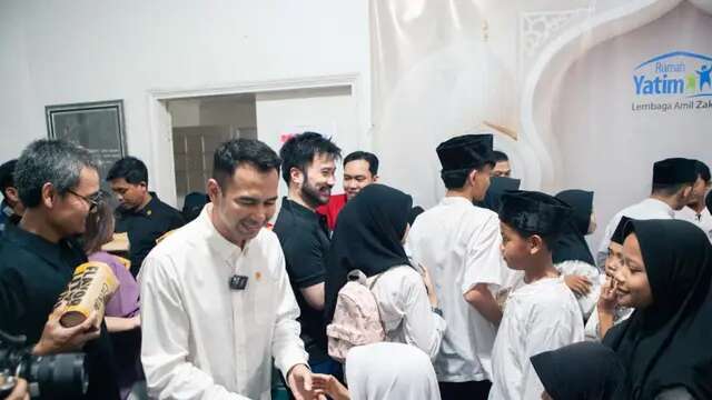 Raffi Ahmad dan Rudy Salim Bagikan Burger Gratis untuk Anak Yatim, Sudah jadi Kegiatan Rut...