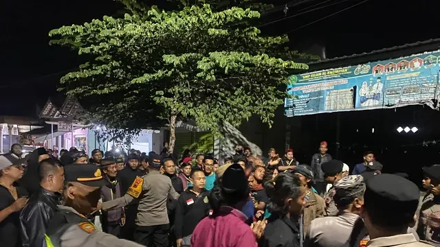 Detik-Detik Bentrok di Pengajian Rizieq, Massa Bersenjata Kayu Saling Lempar dan Pukul