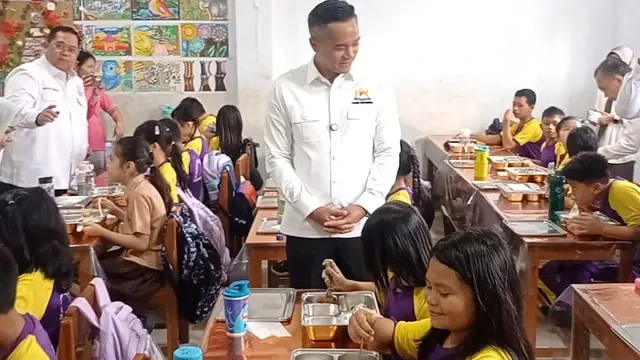 Tak Makan Saat Teman-temannya Nikmati MBG, Pengakuan Polos Bocah SD di Kendari Bikin Haru