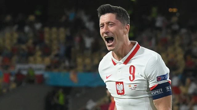 Robert Lewandowski: Pensiun Singkat, lalu Kembali ke Timnas dengan Ban Kapten di Lengannya