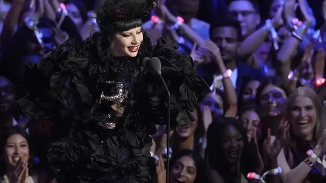 Lady Gaga Bawa Gaya Serba Hitam Wednesday Saat Terima Penghargaan MTV VMAs 2025