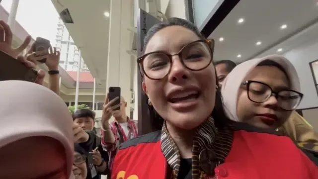 Nikita Mirzani Nangis Setelah Sidang, Ingin Rayakan Ultah Anak Tapi Masih Hadapi Laporan R...