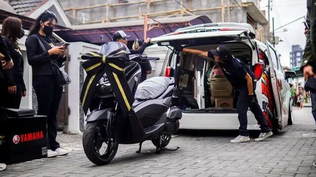 Agak Laen, Dealer Ini Kirim Yamaha NMax Turbo ke Konsumen Pakai Mobil Mewah