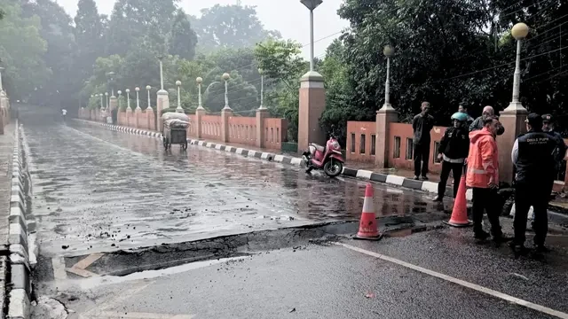 Ambles Akibat Hujan Deras, Jalan Depan Kantor Pemkot Cimahi Ditutup