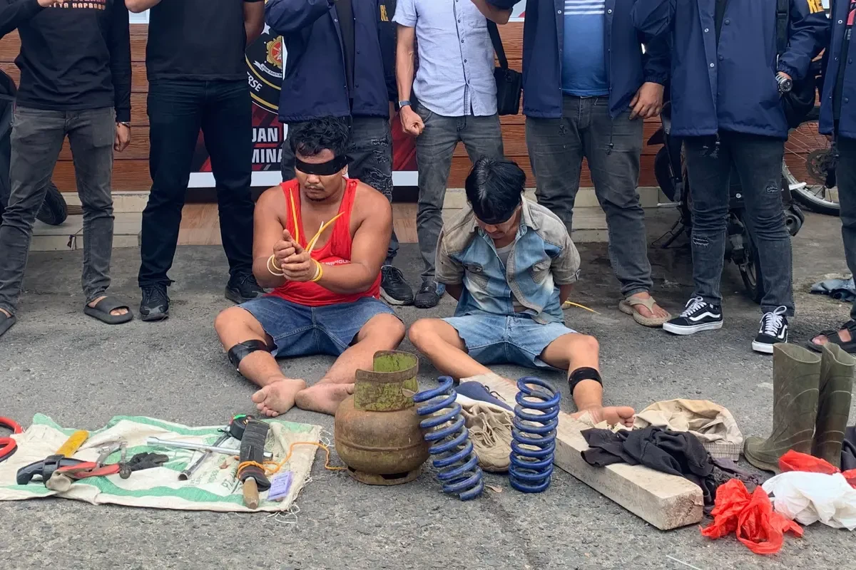 Begini Modus Dua Pria Bobol Rel Kereta Api di Way Kanan