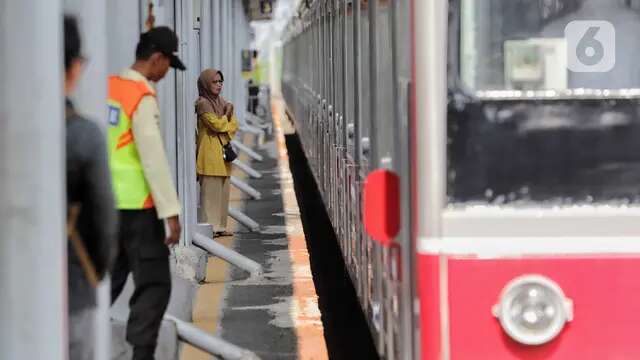 19,4 Juta Penumpang Diprediksi Bakal Padati KRL Selama Libur Natal dan Tahun Baru 2024/202...