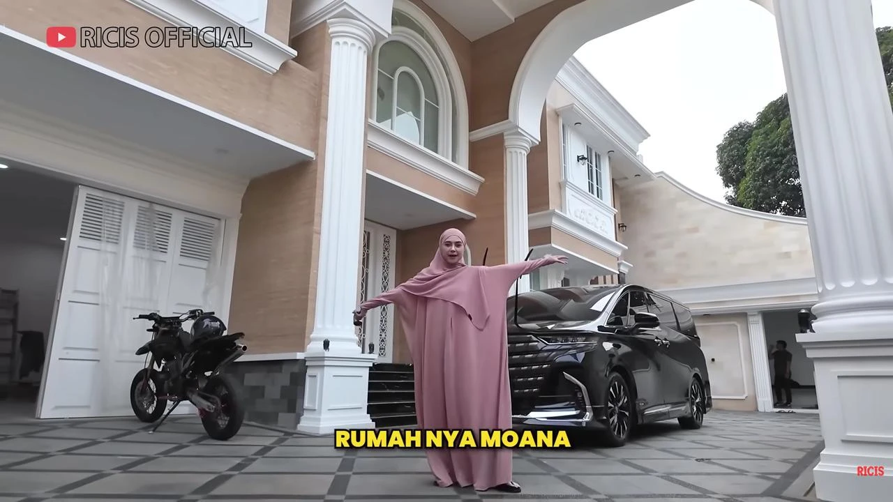 6 Potret Fasad Depan Rumah Ria Ricis, Hadirkan Nuansa Megah Bergaya Klasik Modern