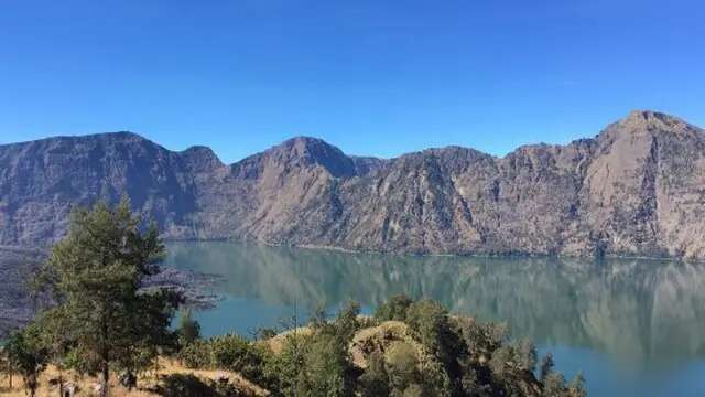 Pantai Nambung, Tawarkan Pesona Ombak Besar dan Air Terjun Asin