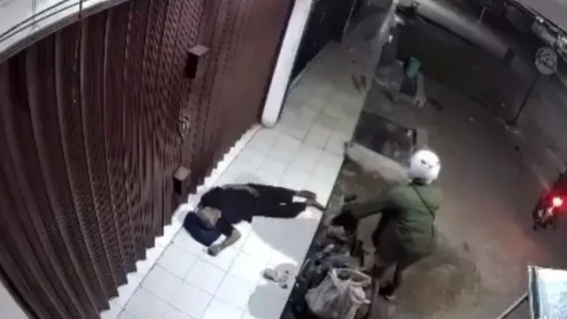 Dua Pria Curi Kursi Roda Kakek Disabilitas di Bekasi, Warganet: Enggak Habis Pikir