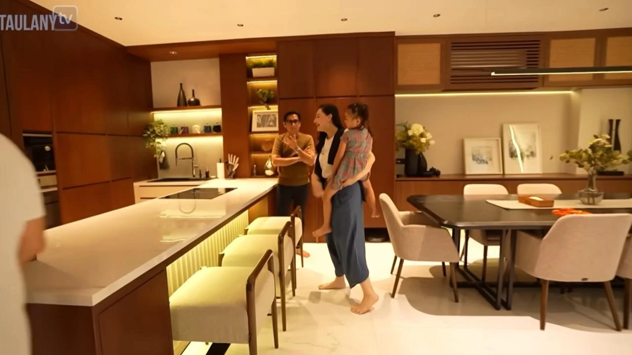 5 Potret Dapur dan Meja Makan di Rumah Mona Ratuliu dan Indra Brasco, Minimalis dan Hangat