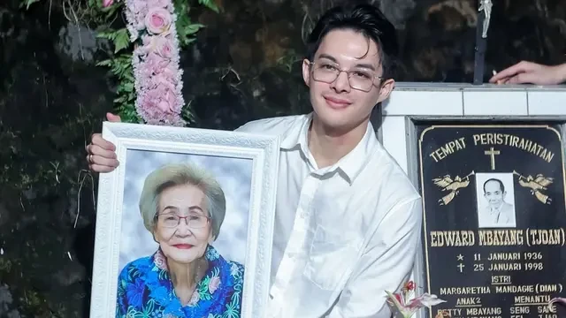 6 Potret Haru Rey Mbayang Pulang ke Manado Antar Kepergian Nenek Tercinta
