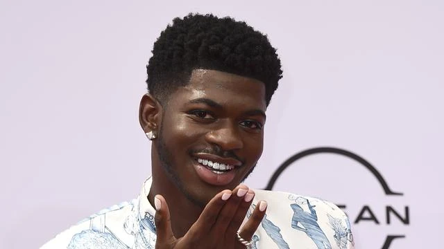 Gaya Lil Nas X Hadiri BET Awards 2021, Pakai Gaun dan Setelan Kembang-Kembang