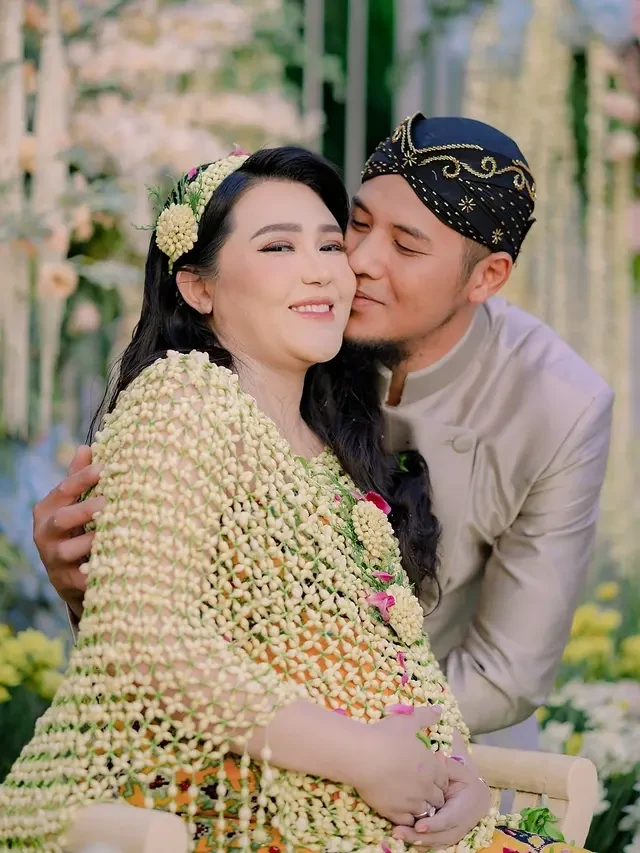 6 Potret Via Vallen Gelar Acara 7 Bulanan, Spill Inisial Nama Calon Buah Hati