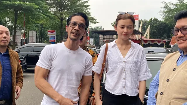 Momen Pertemuan Edward Akbar dan Kimberly Ryder di Polres Jakarta Selatan, Saling Tanya Ka...
