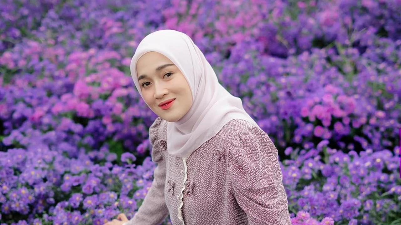 6 Potret Ririe Fairus di Taman Bunga, Padukan Riasan Wajah Natural dan Hijab Warna Pastel ...
