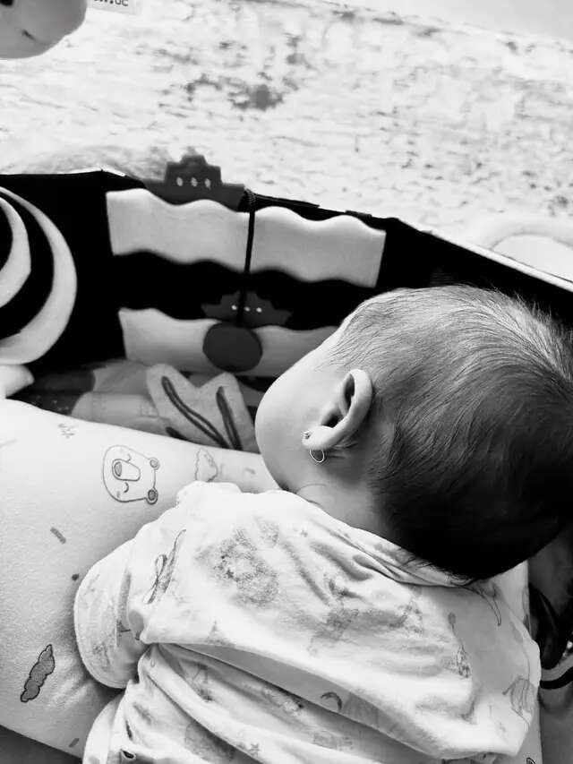 Erina Gudono Unggah Foto Bebingah Sedang Tummy Time, Apa Sih Manfaat Bayi Latihan Tengkura...