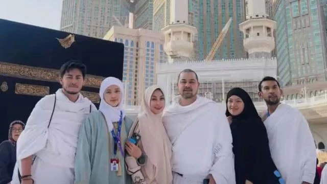 Momen Annisa Trihapsari Umrah Bareng Anak dan Menantu, Penuh Kebahagiaan Keluarga