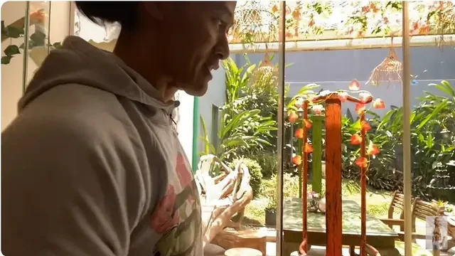 6 Potret Taman di Rumah Ade Rai, Didominasi Perabotan Kayu dan Ornamen Unik