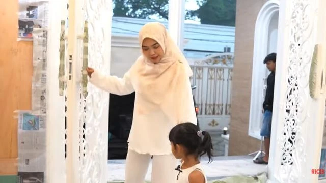 Potret Tampilan Depan Rumah Baru Ria Ricis yang Mewah, Kombinasi Putih dan Cokelat Muda