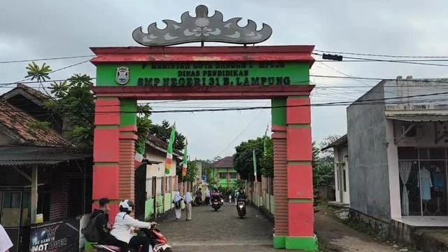 Ratusan Siswa di Dua Sekolah Lampung Keracunan MBG, Gara-Garanya Air Dapur Tercemar Bakter...