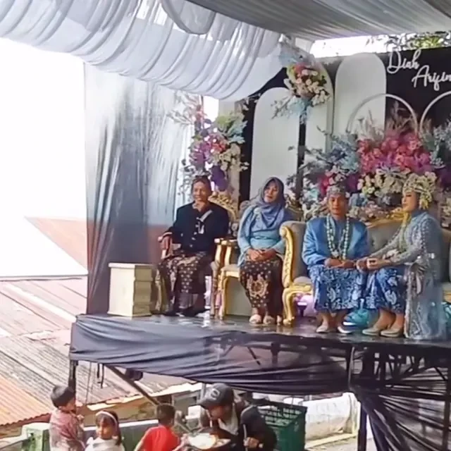 Viral Pengantin Buat Pelaminan di Atas Jalanan, Saat Resepsi Tukang Jualan dan Kendaraan B...