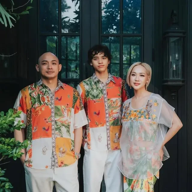 Outfit Keluarga BCL di Momen Hari Keluarga Nasional 2025, Penuh Warna
