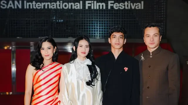 6 Gaya Dian Sastro dan Nicholas Saputra di Busan International Film Festival 2025