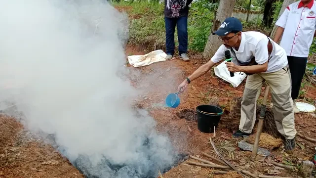 Petani Sulap Limbah Kelapa Sawit Produk Biochar, Apa Itu?