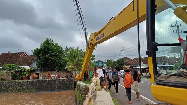 Debit Air Sungai di Banyuwangi Meningkat, Alat Berat Disiagakan