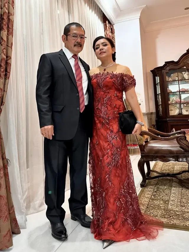 6 Potret Mayangsari dan Bambang Trihatmodjo, Momen Panen Melon Pakai Sepatu Chanel Jadi So...