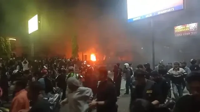 Mobil Polisi Jadi Bulan-bulanan saat Melintas di Tengah Demonstran Yogya, Beruntung Bisa K...