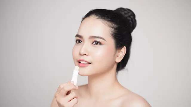 Lip Balm untuk Pria dan Wanita, Cara Merawat Bibir agar Tidak Pecah-Pecah