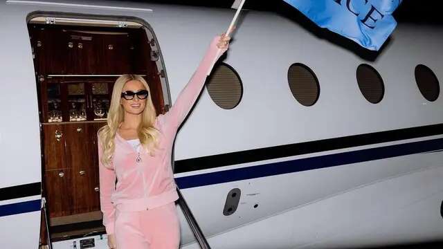 Mengintip Kemewahan Jet Pribadi Paris Hilton yang Didekorasi Serba Pink