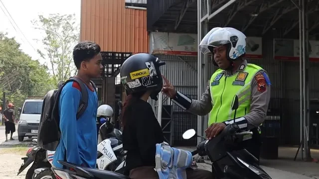 Bocah-Bocah Diantar Sekolah Tanpa Helm, Ketahuan Polisi Endingnya Begini