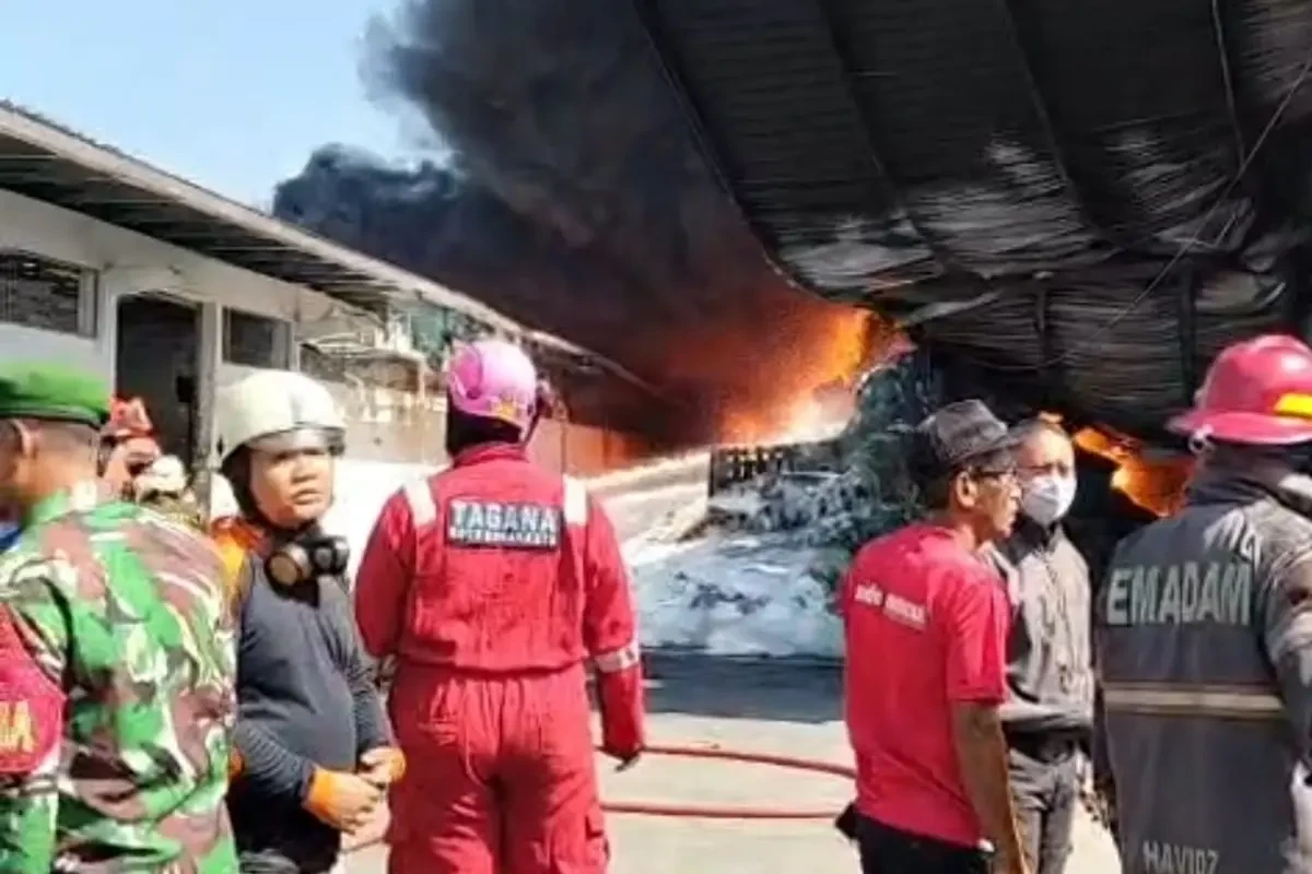 Sulitnya Padamkan Bara Api di Pabrik Sandal Karanganyar